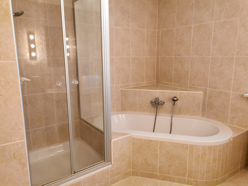 Badewanne und Dusche OG