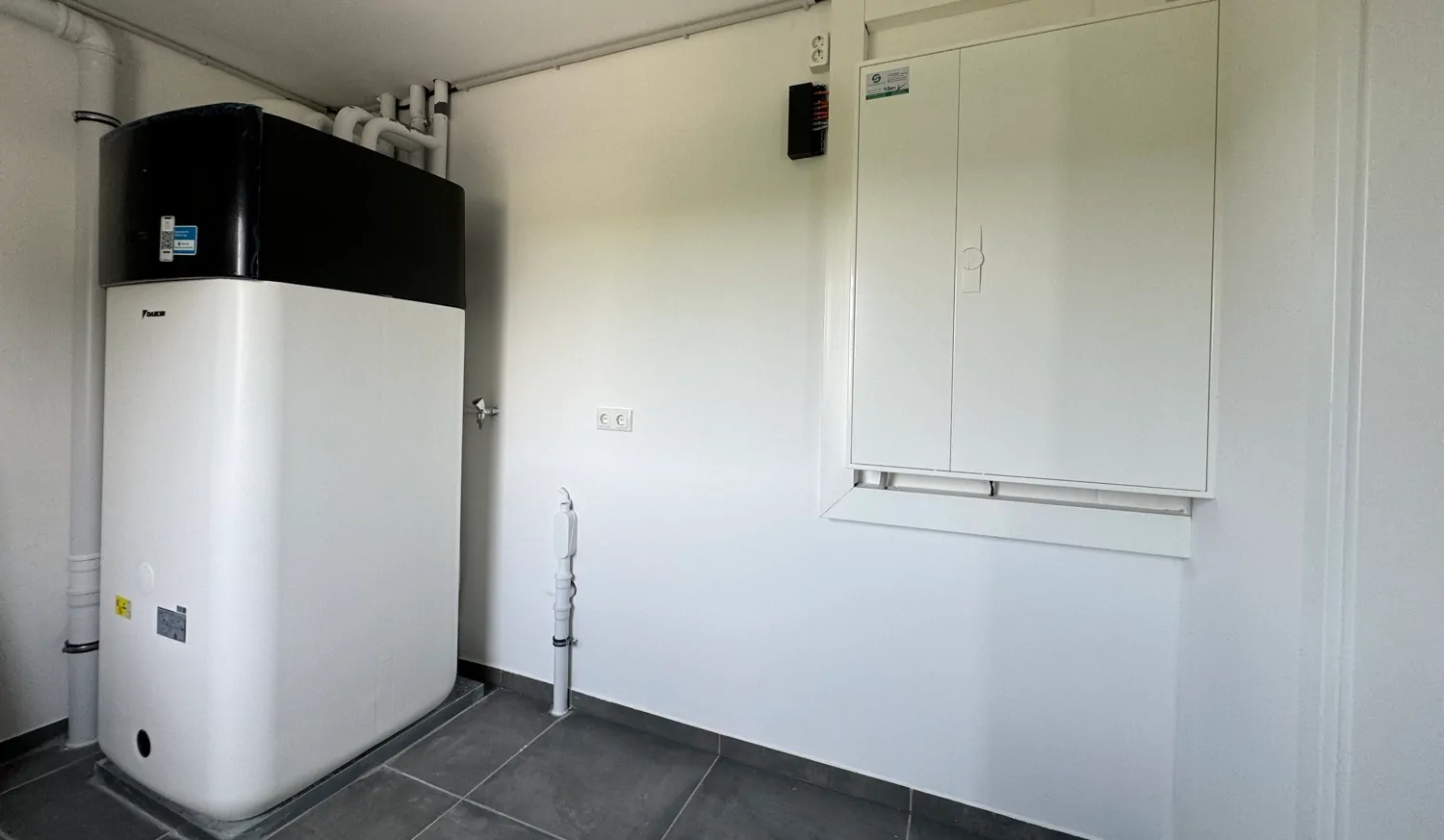 Technikraum mit Wärmepumpe