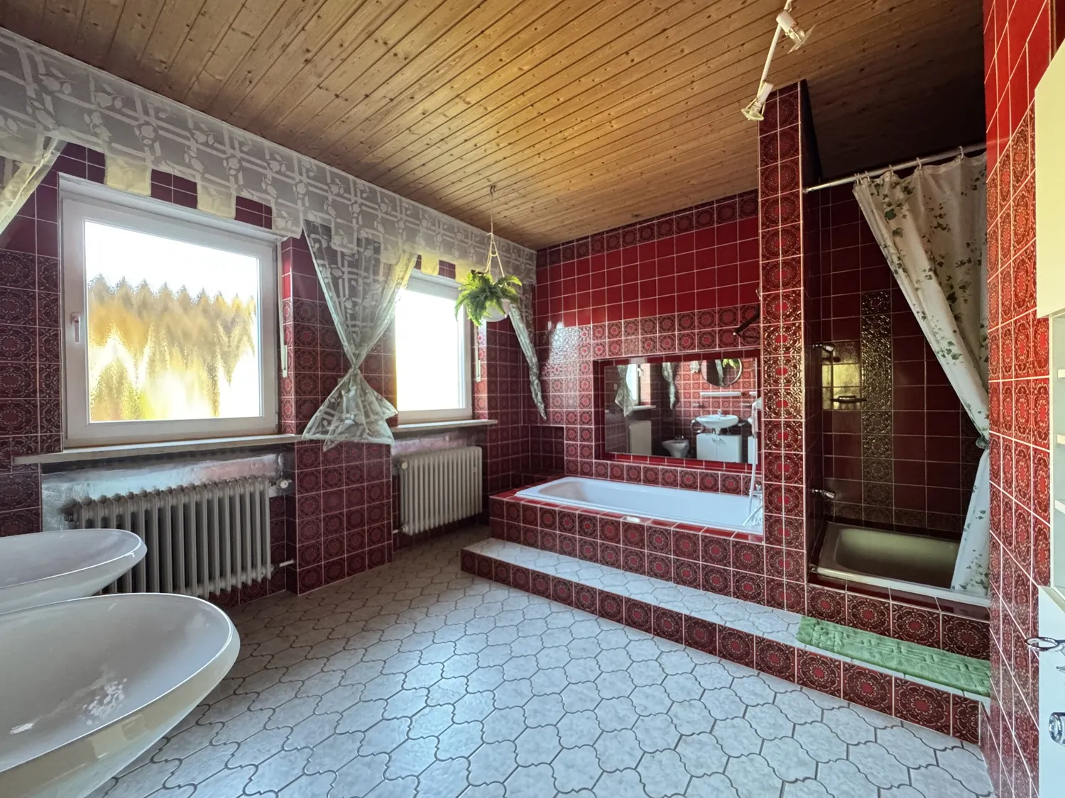 Badezimmer mit Dusche und Wanne