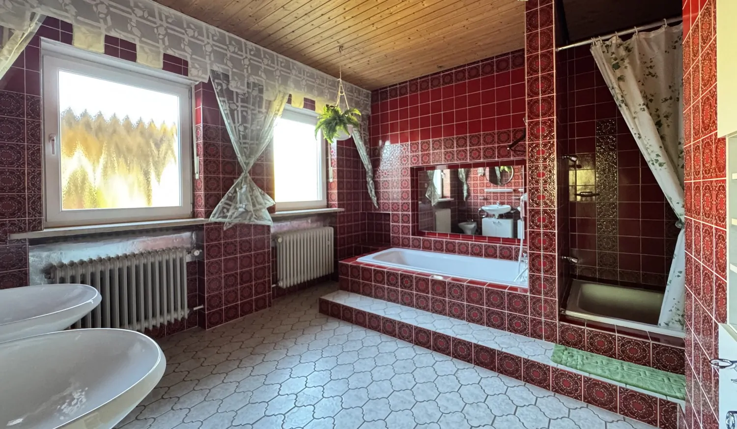 Badezimmer mit Dusche und Wanne