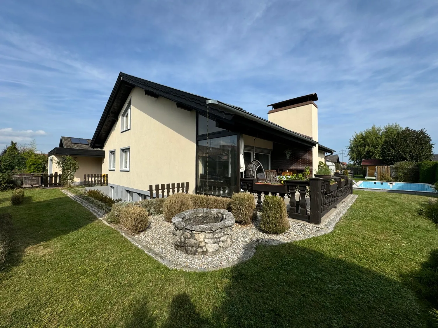 Überdachte Terrasse und Pool