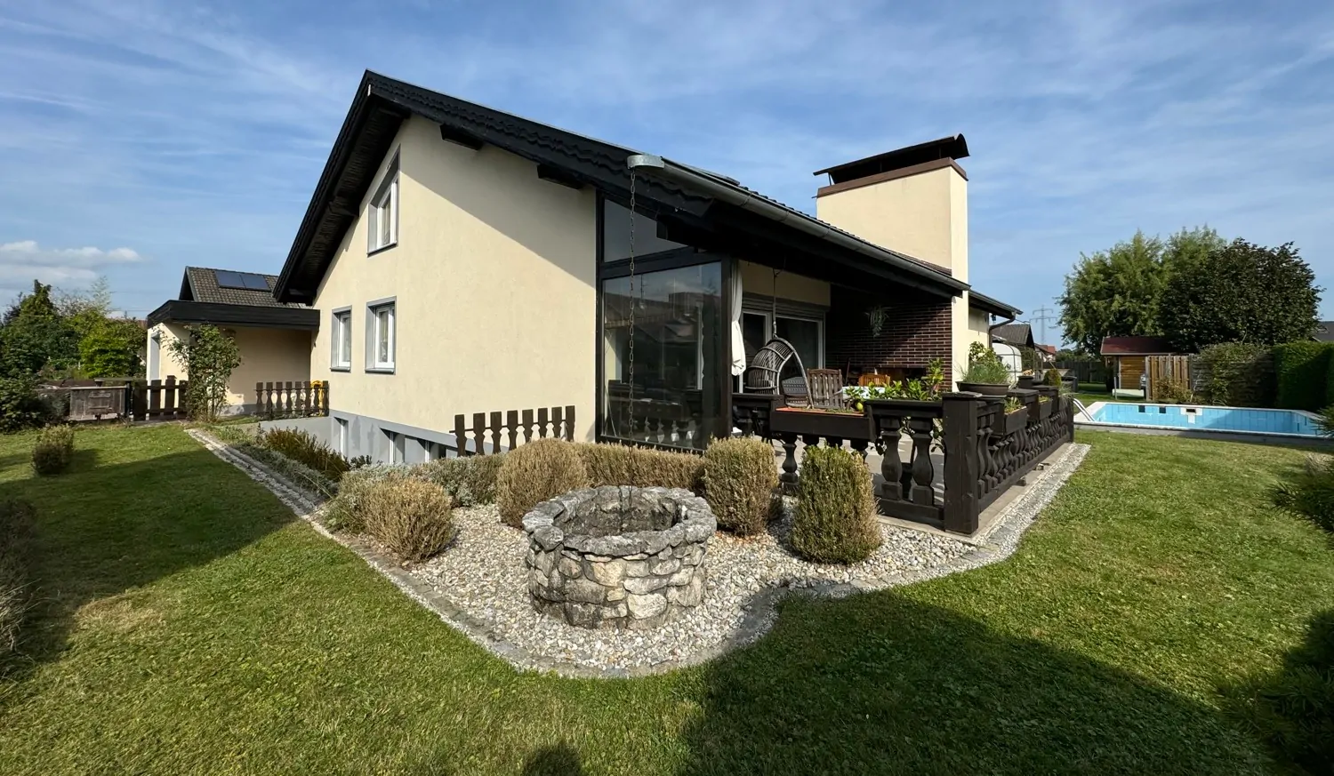 Überdachte Terrasse und Pool