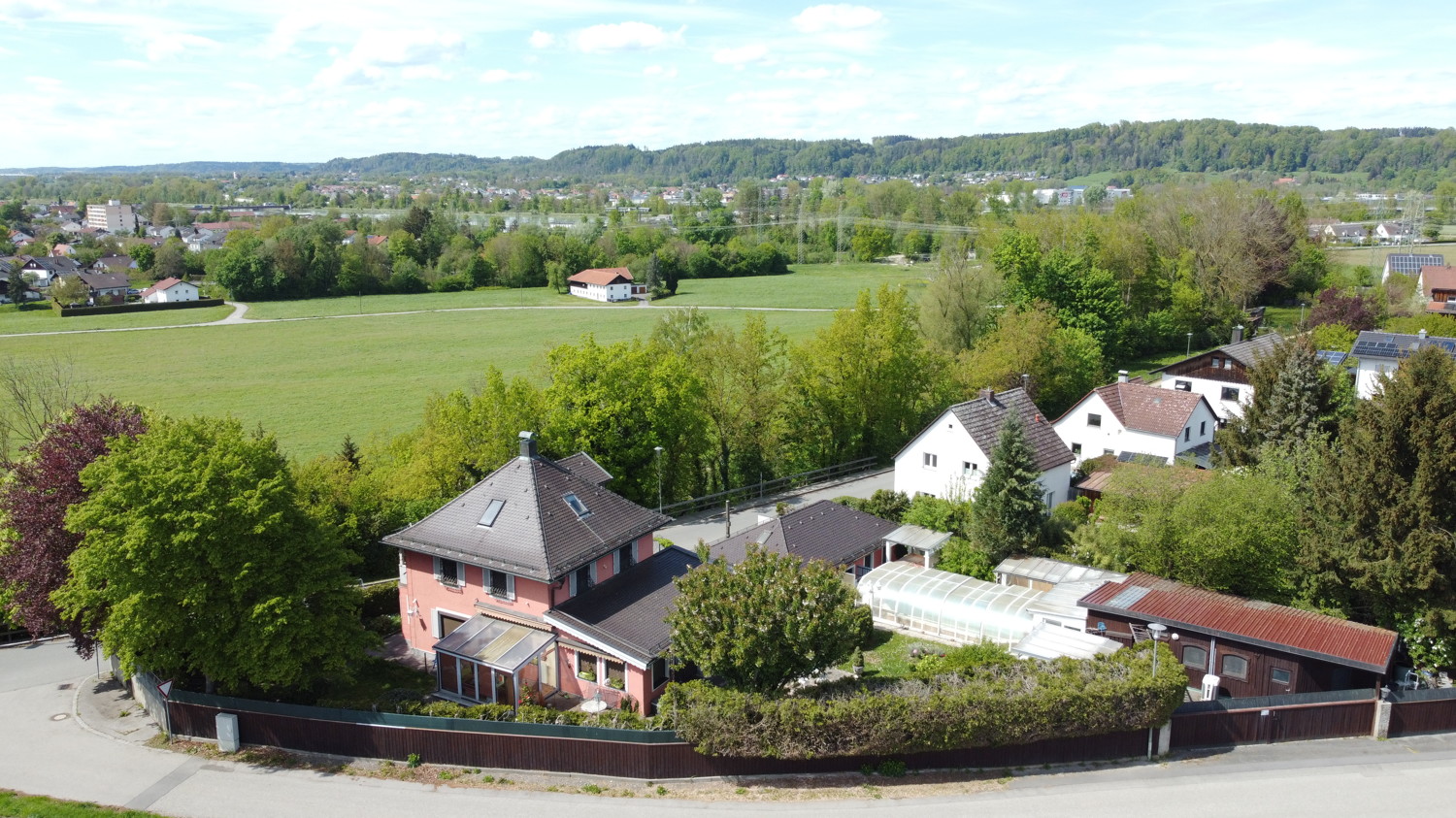 Einzigartige Lage im Grünen und doch zentral: Historisches Stadthaus auf stattlichem Grundstück