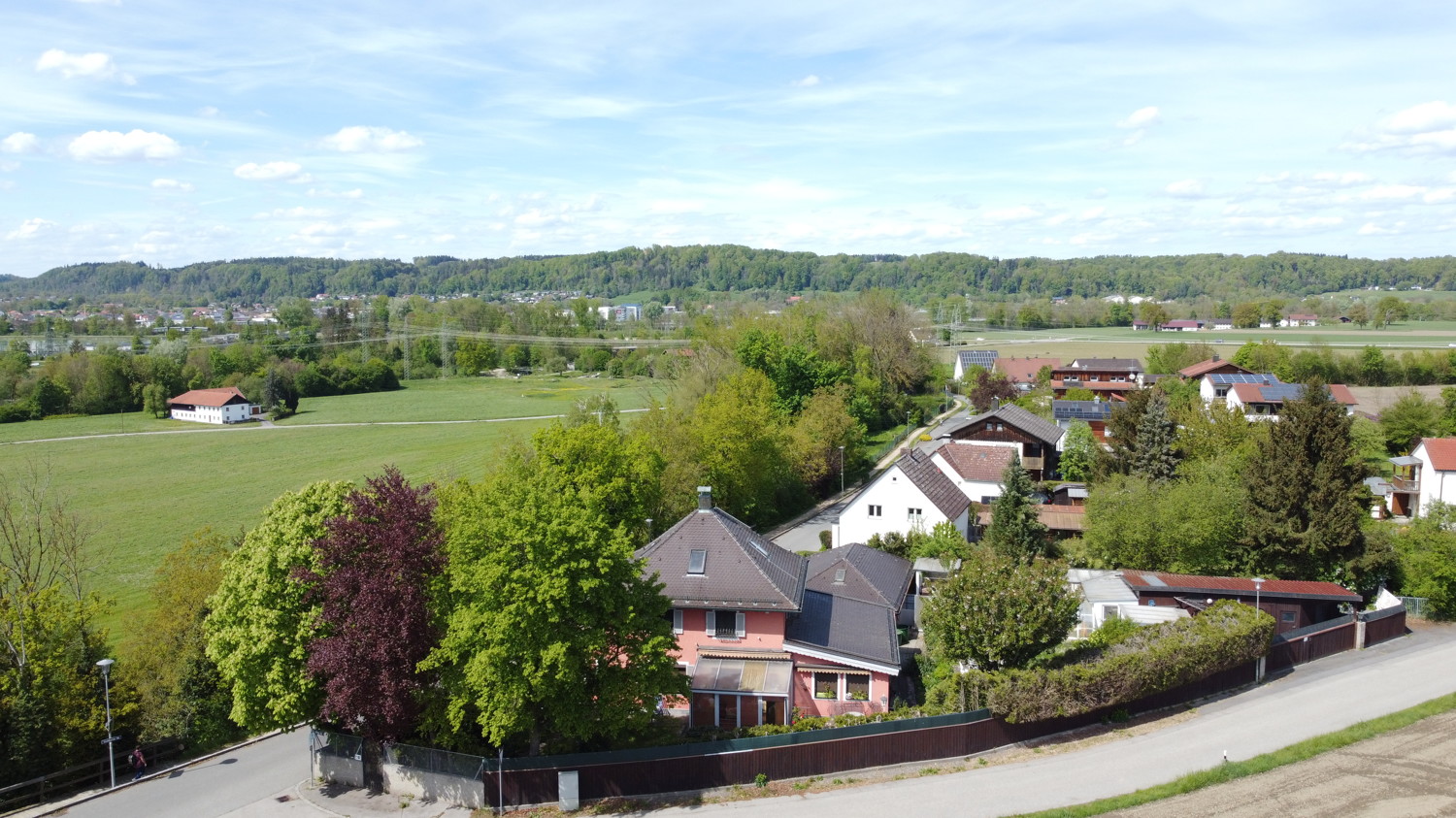 Einzigartige Lage im Grünen und doch zentral: Historisches Stadthaus auf stattlichem Grundstück