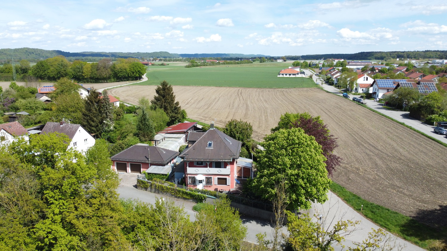 Einzigartige Lage im Grünen und doch zentral: Historisches Stadthaus auf stattlichem Grundstück