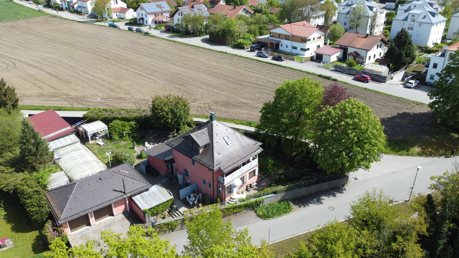 Einzigartige Lage im Grünen und doch zentral: Historisches Stadthaus auf stattlichem Grundstück