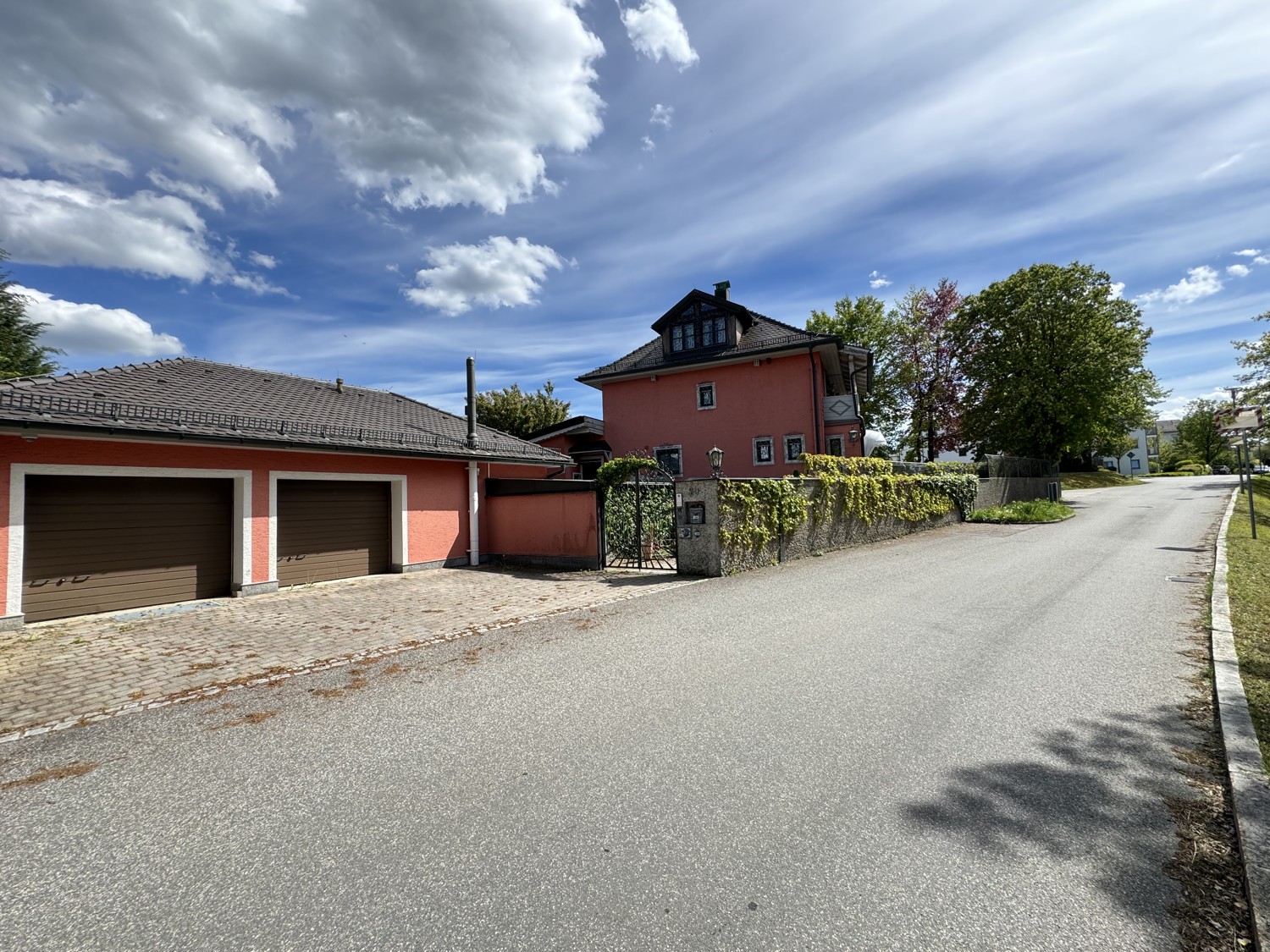 Einzigartige Lage im Grünen und doch zentral: Historisches Stadthaus auf stattlichem Grundstück