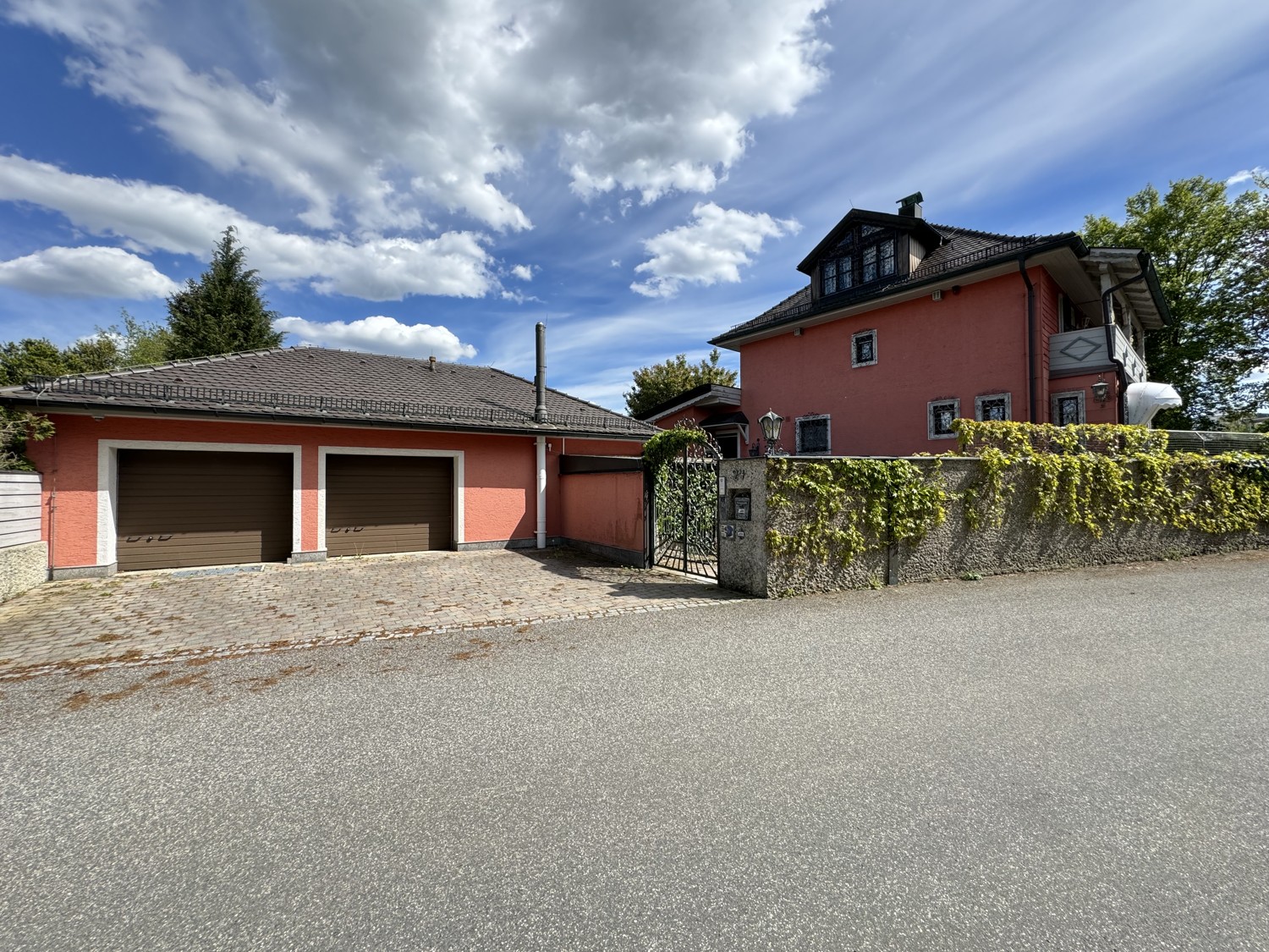 Einzigartige Lage im Grünen und doch zentral: Historisches Stadthaus auf stattlichem Grundstück