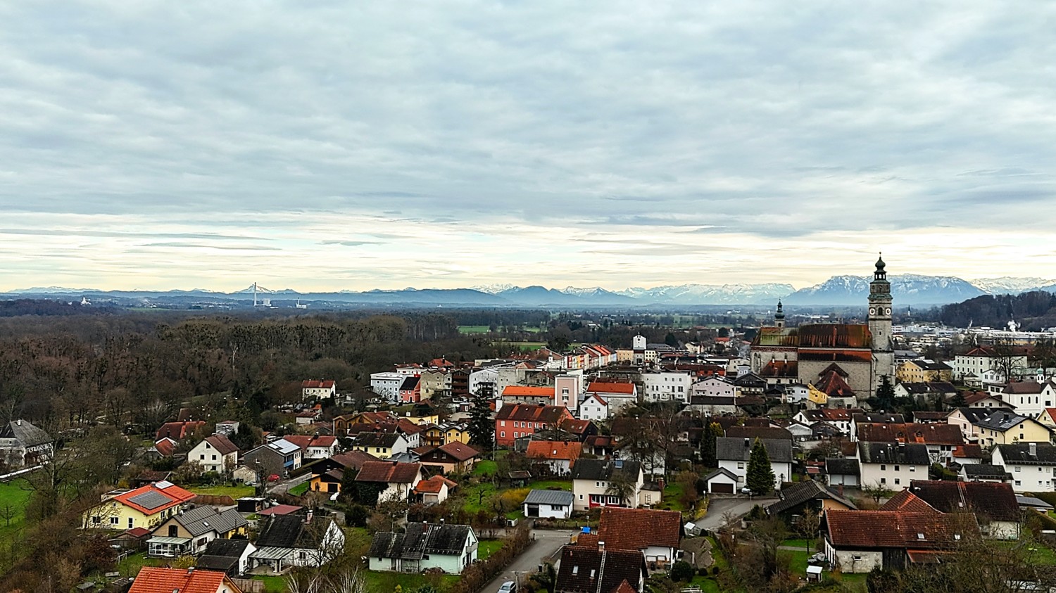 Altstadt und Bergkulisse