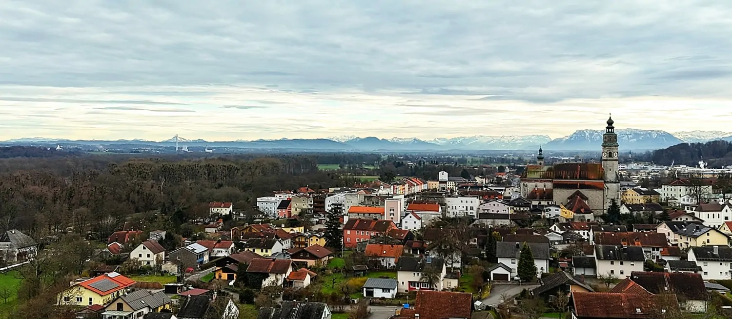 Altstadt und Bergkulisse