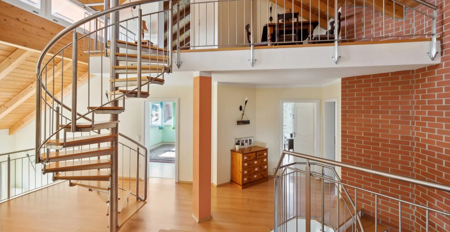 Galerie und Aufgang ins DG