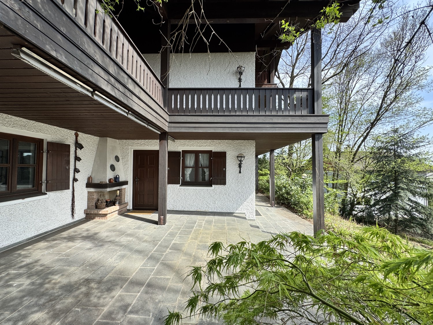 Terrasse und Feuerstelle
