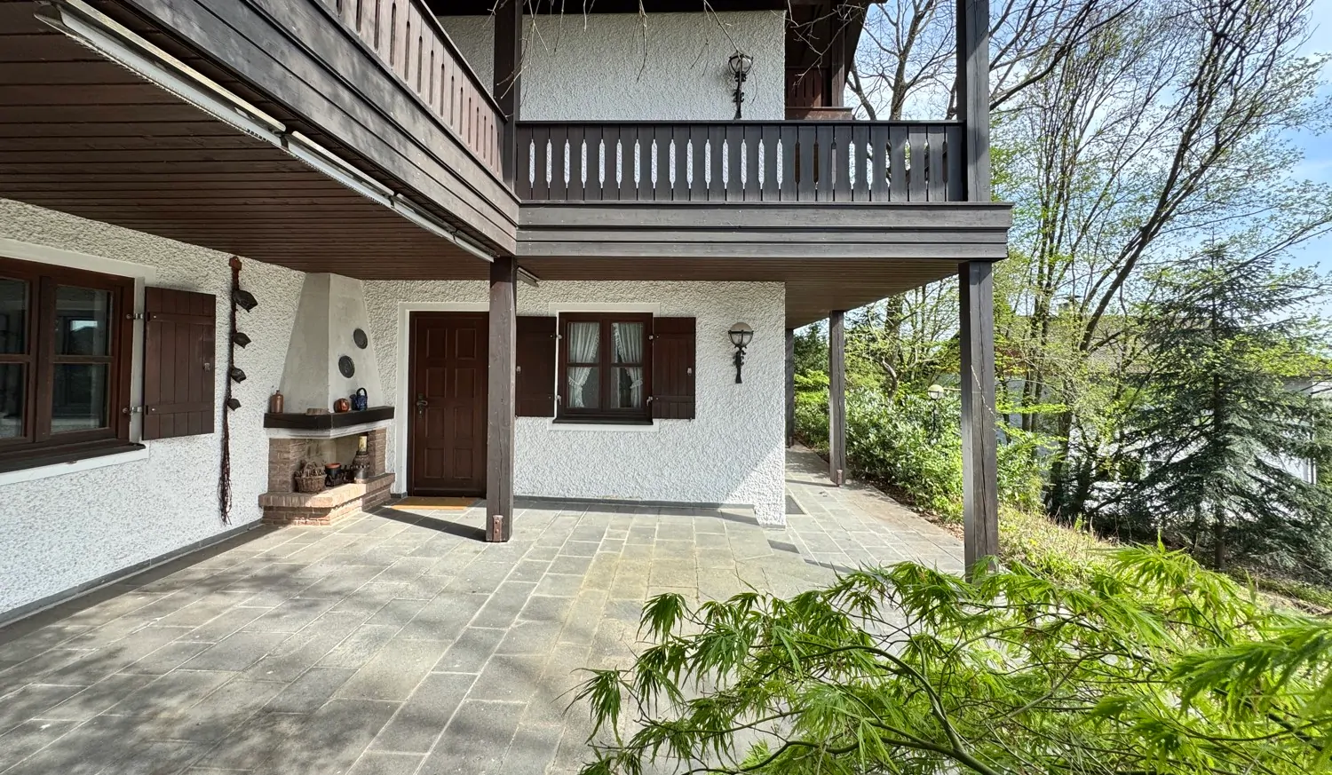 Terrasse und Feuerstelle