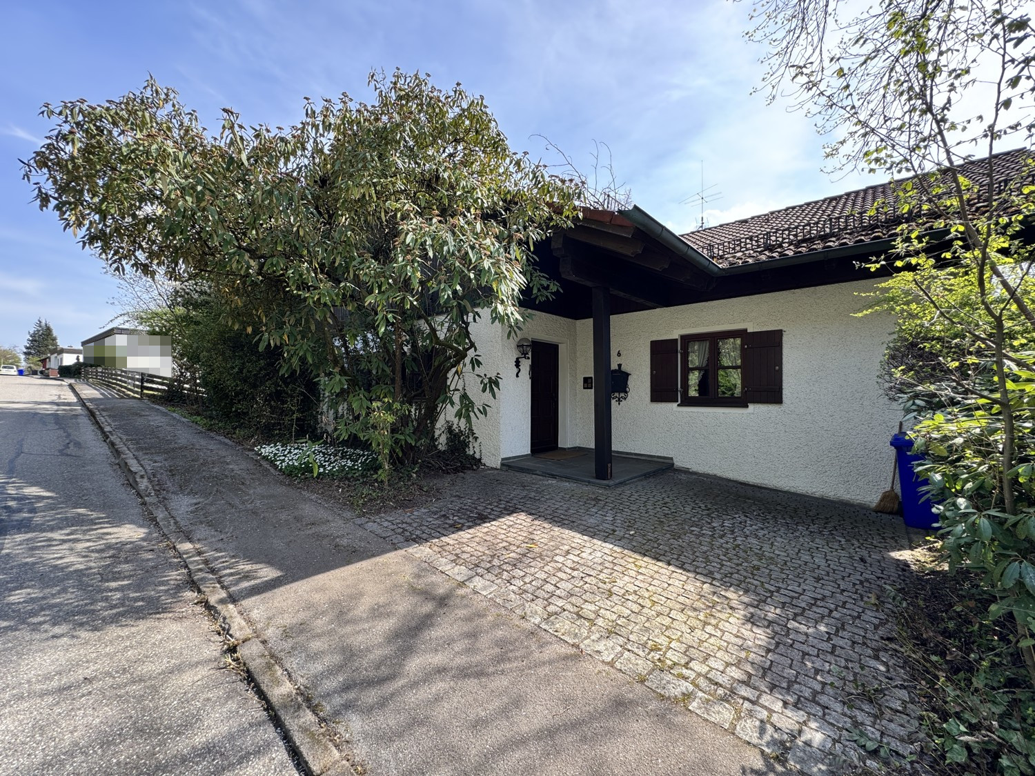 Hauseingang & Stellplatz