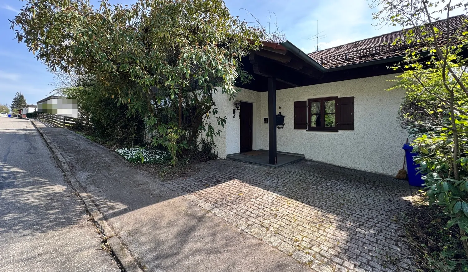 Hauseingang & Stellplatz