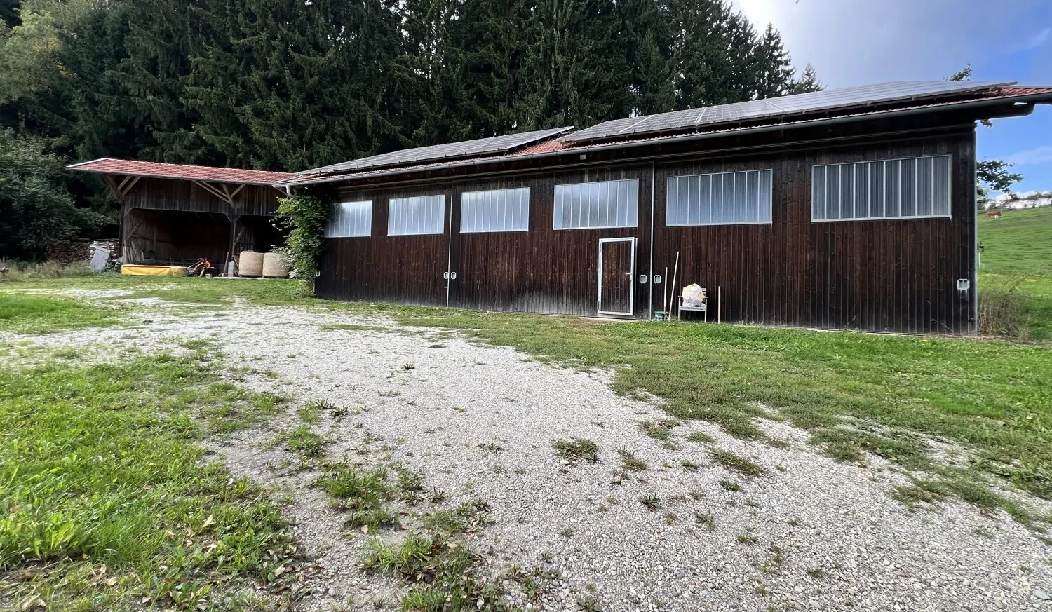 Maschinenhalle mit PV