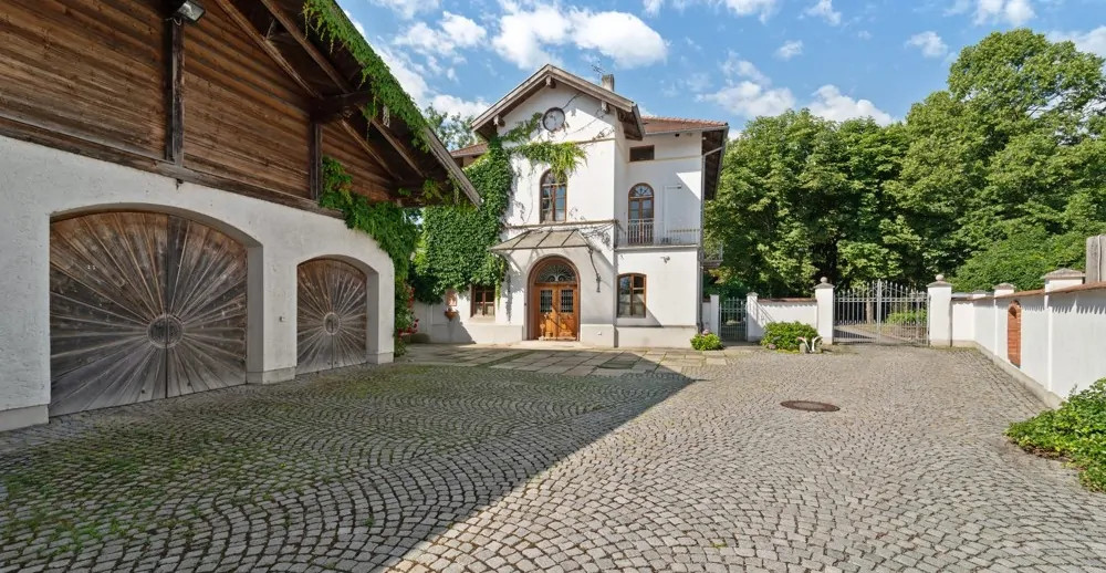 Innenhof mit elektrischem Tor