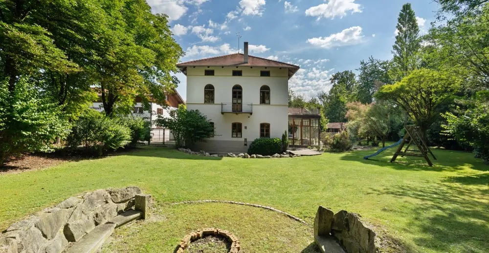 Die Freifläche mit Feuerstelle zur Südwestseite