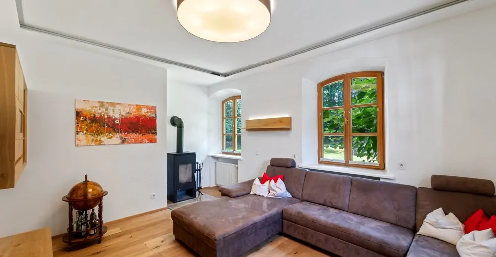 Wohnzimmer mit gemütlichem Grundofen