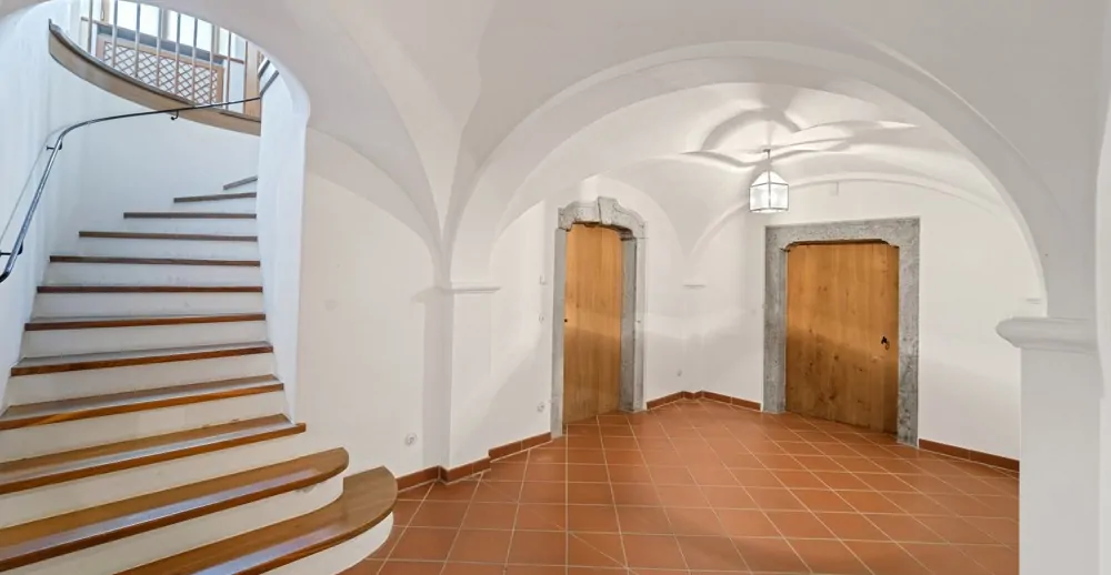 Gewölbe und Granittürstöcke