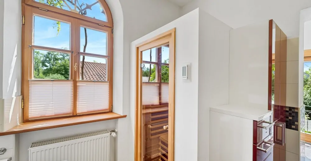 Infrarotkabine im hellen Bad