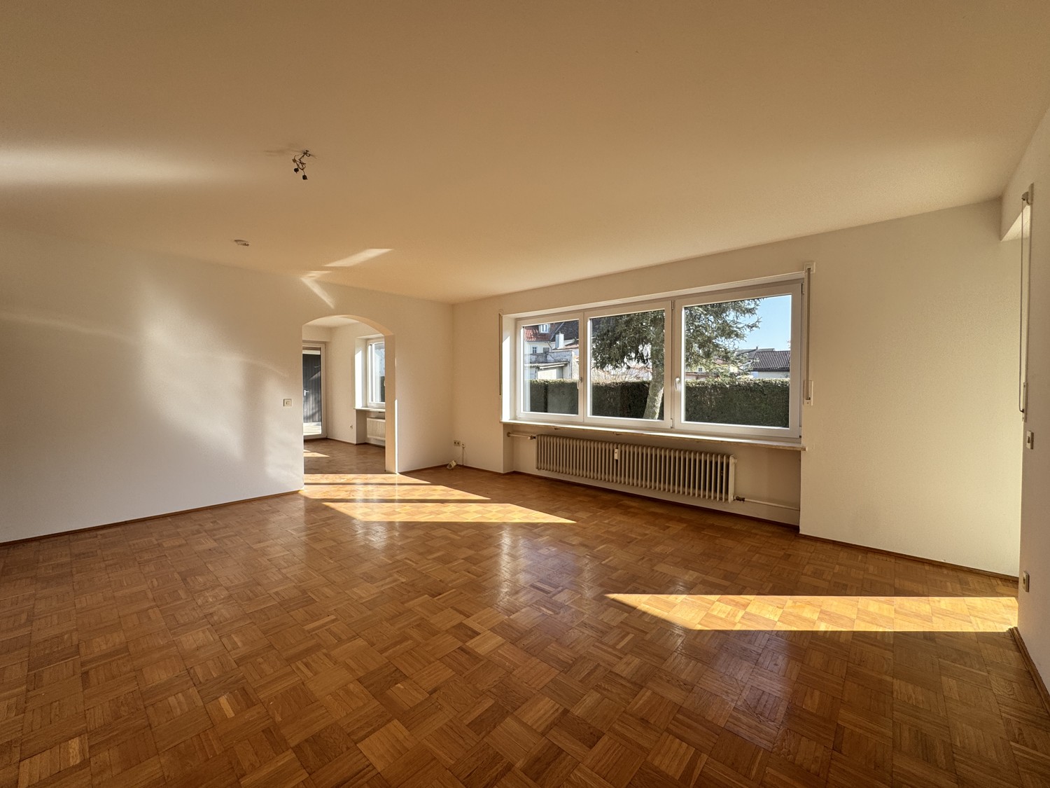 Wohnbereich & Verbindung zum Esszimmer