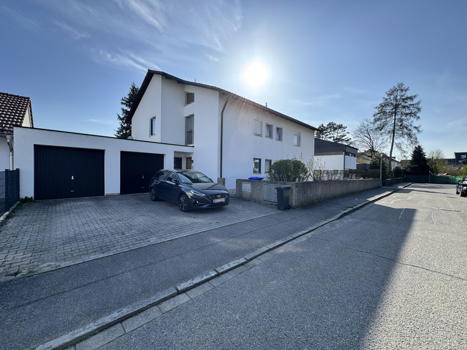 Einfahrt und Garage