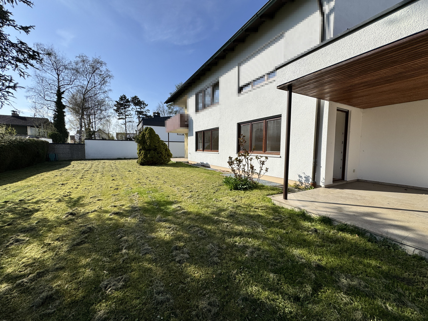 Garten mit überdachtem Freisitz