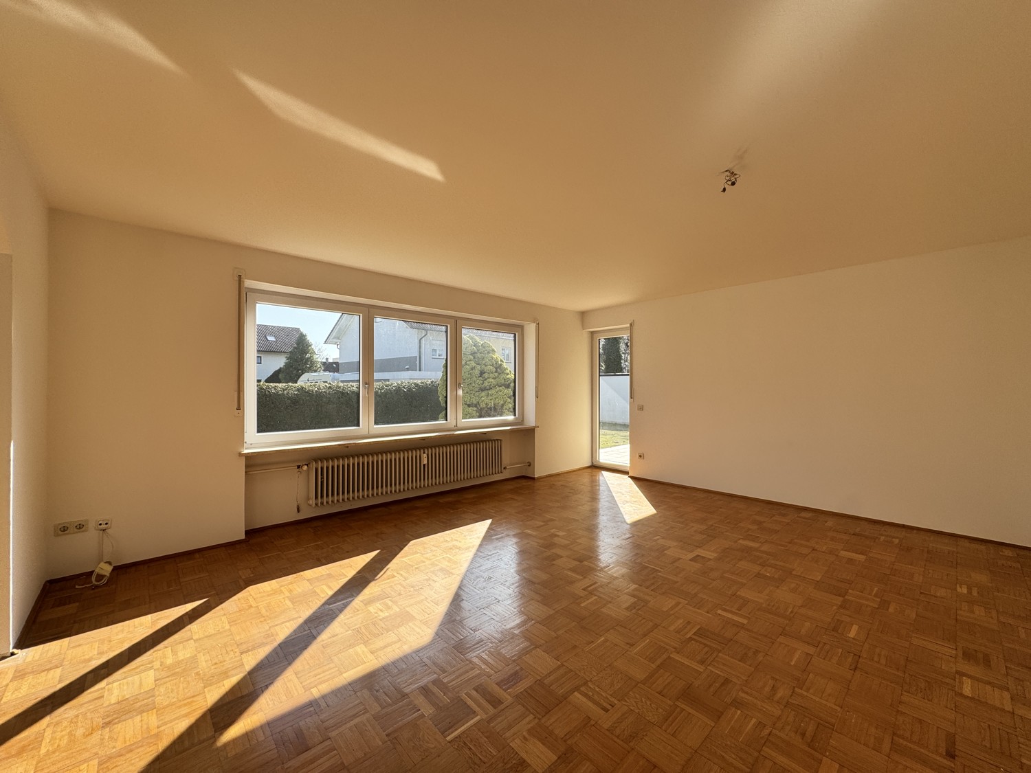 Helles Wohnzimmer & Zugang zur Terrasse