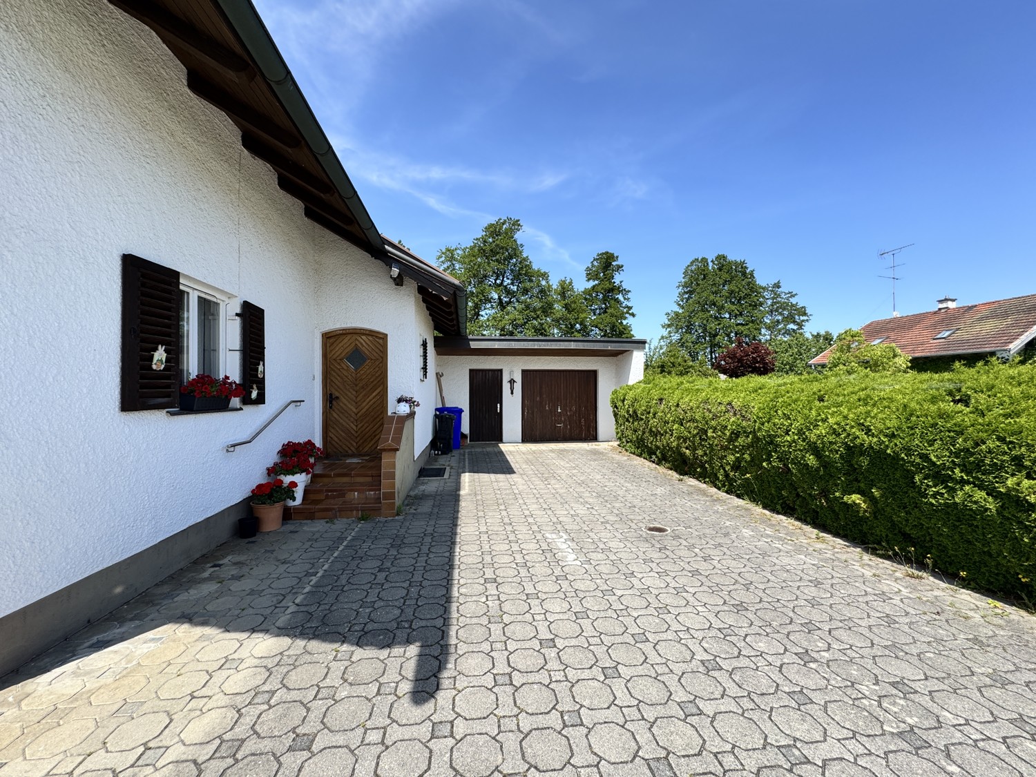 Hauseingang & Garage