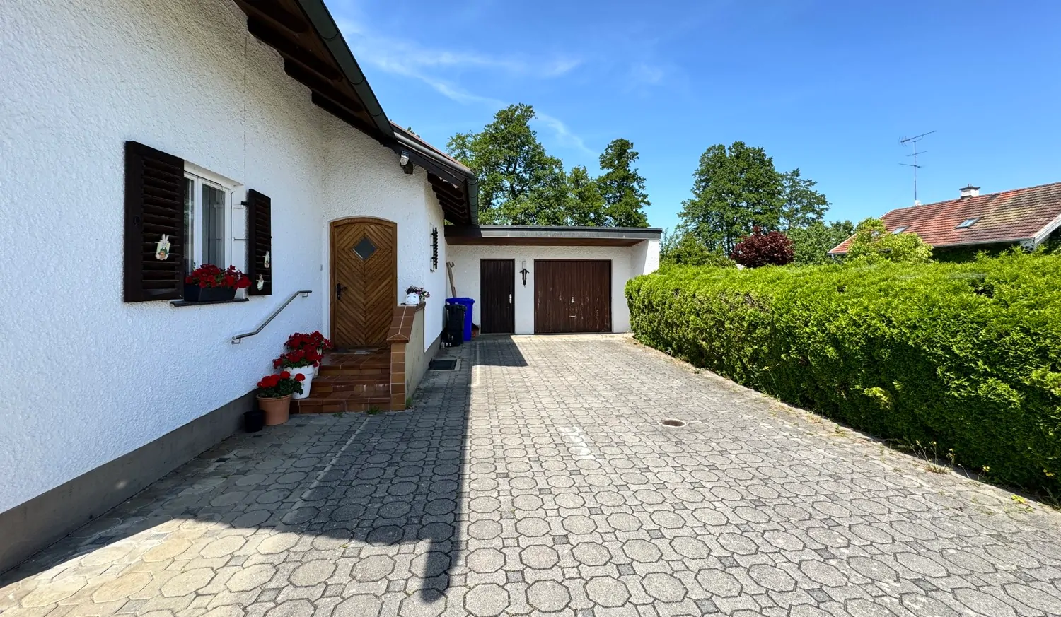 Hauseingang & Garage