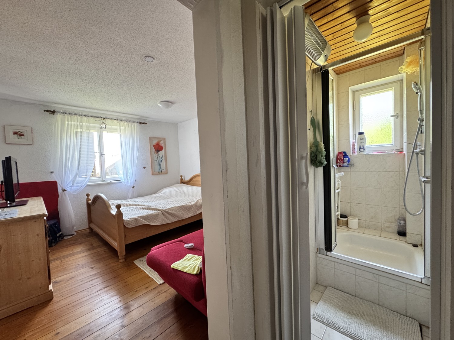 Schlafzimmer & Dusche EG