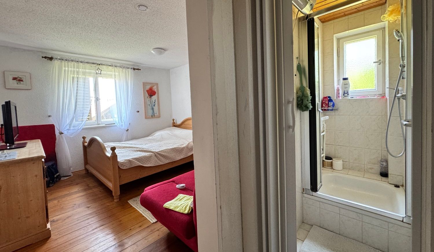 Schlafzimmer & Dusche EG