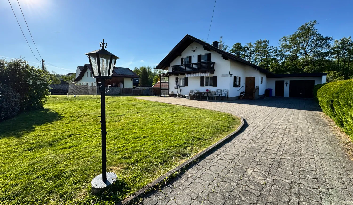 Großzügige Einfahrt