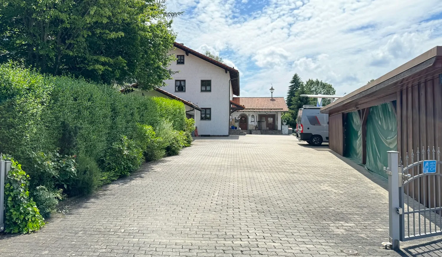 Großzügige Einfahrt