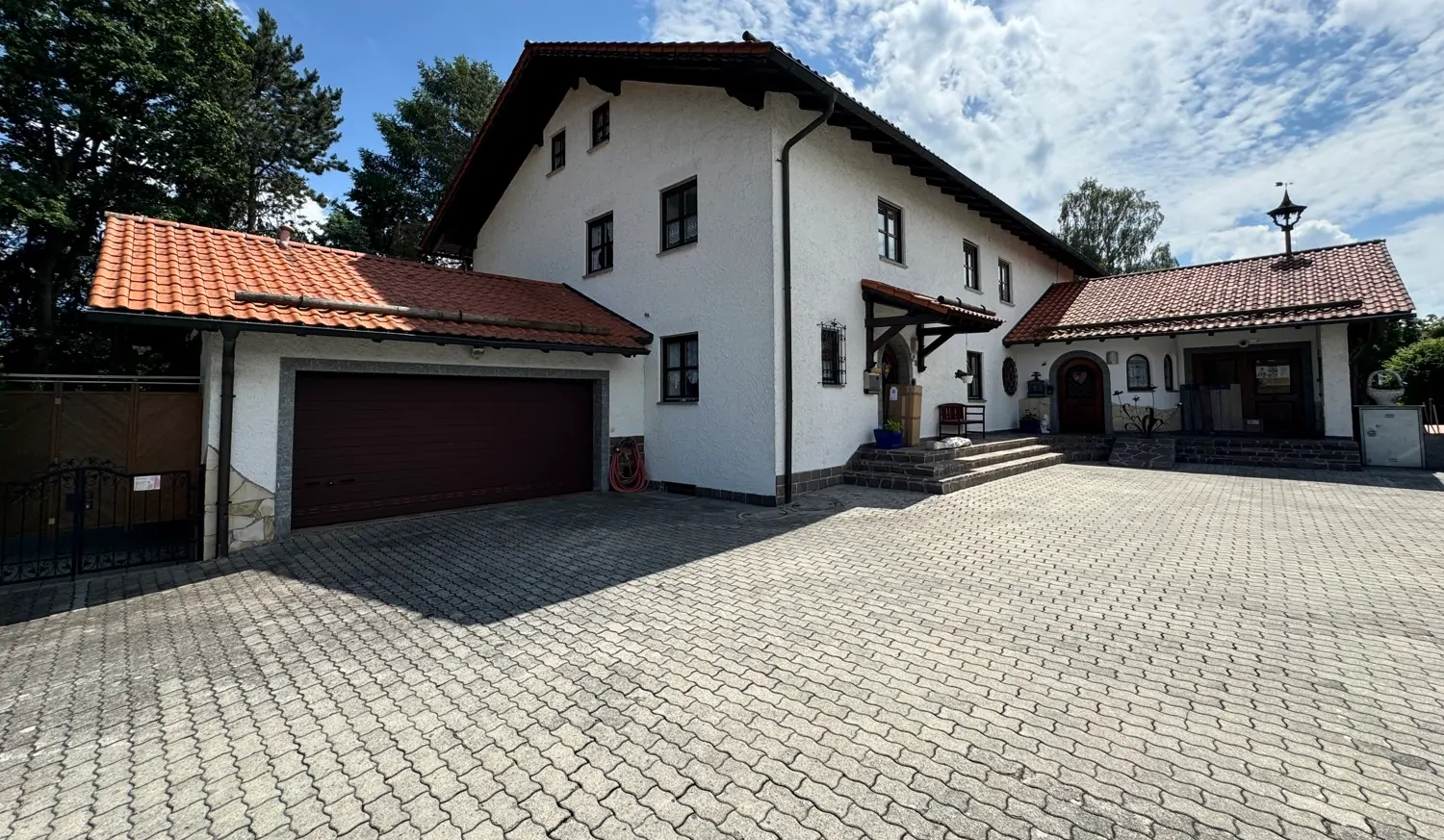 Doppelgarage & Parkflächen