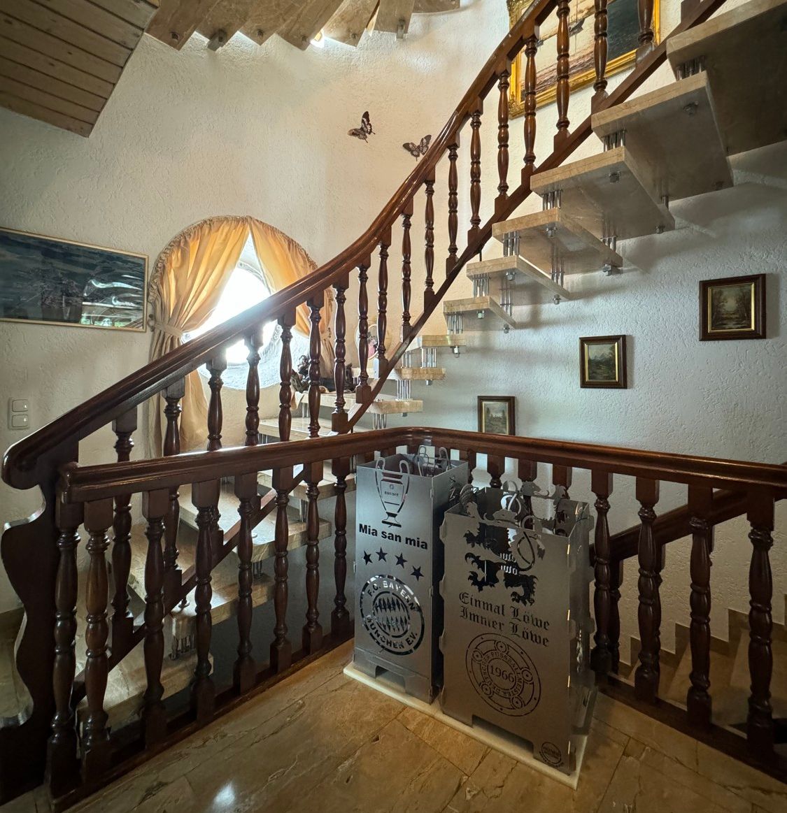 Freitragende Natursteintreppe