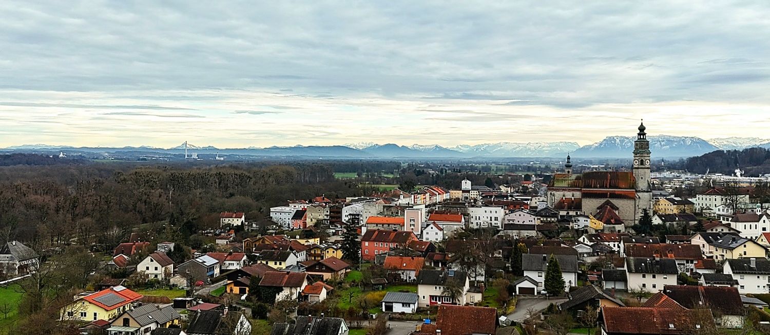 Altstadt und Bergkulisse