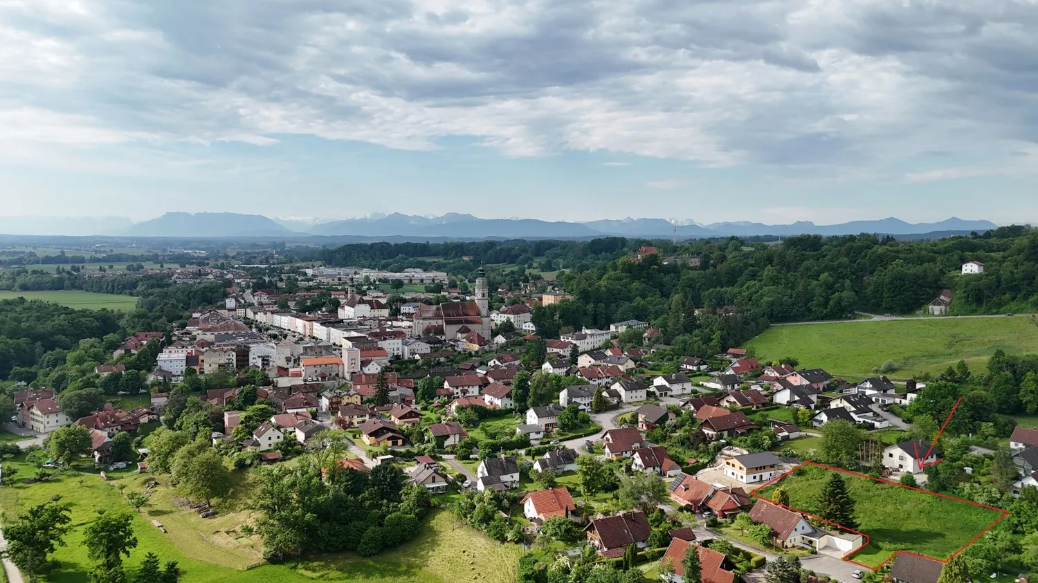 Aussicht auf die Stadt- und Bergkulisse