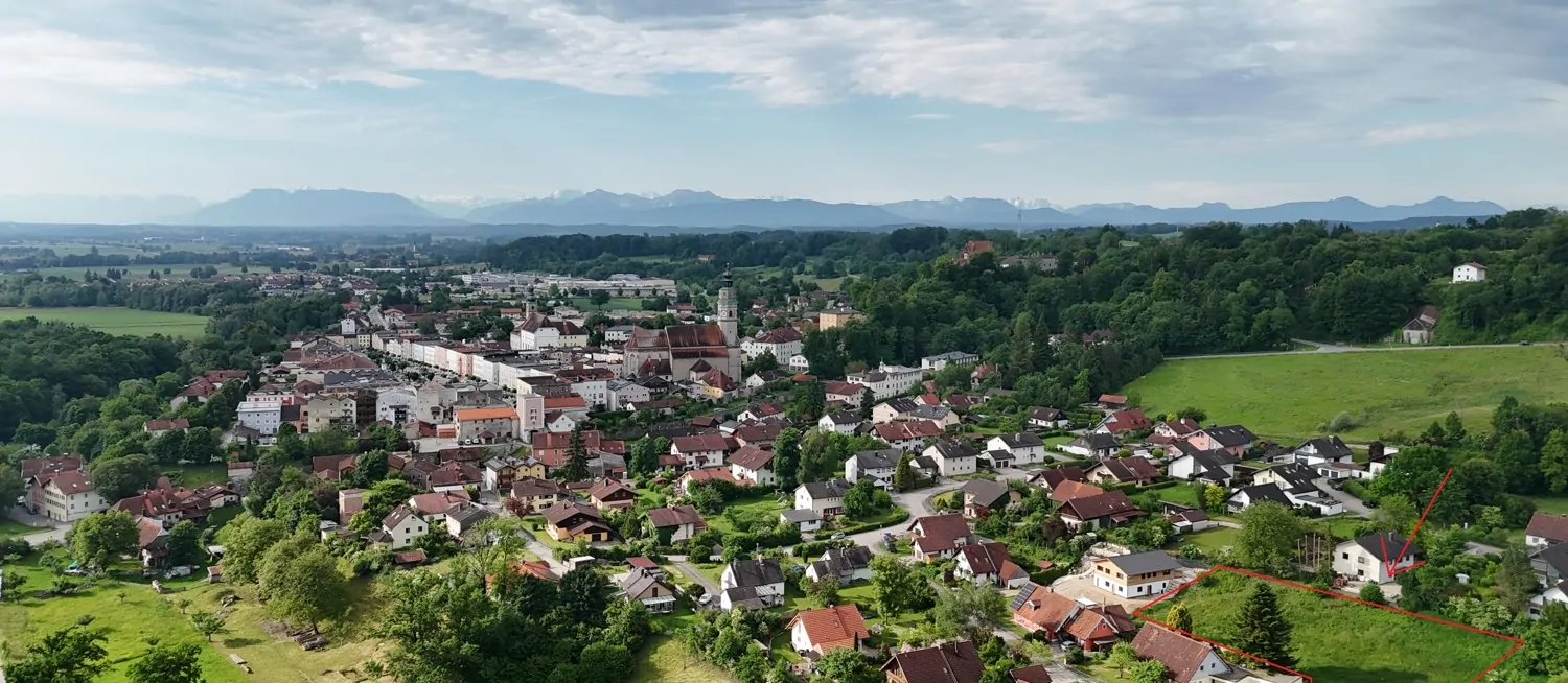 Aussicht auf die Stadt- und Bergkulisse