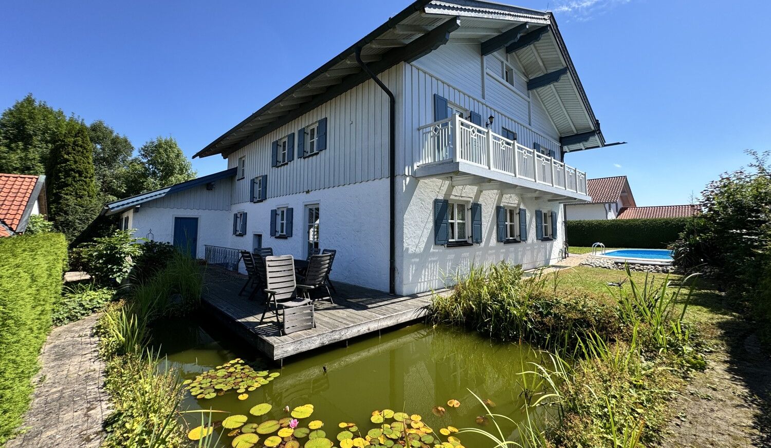 Terrasse mit Teich