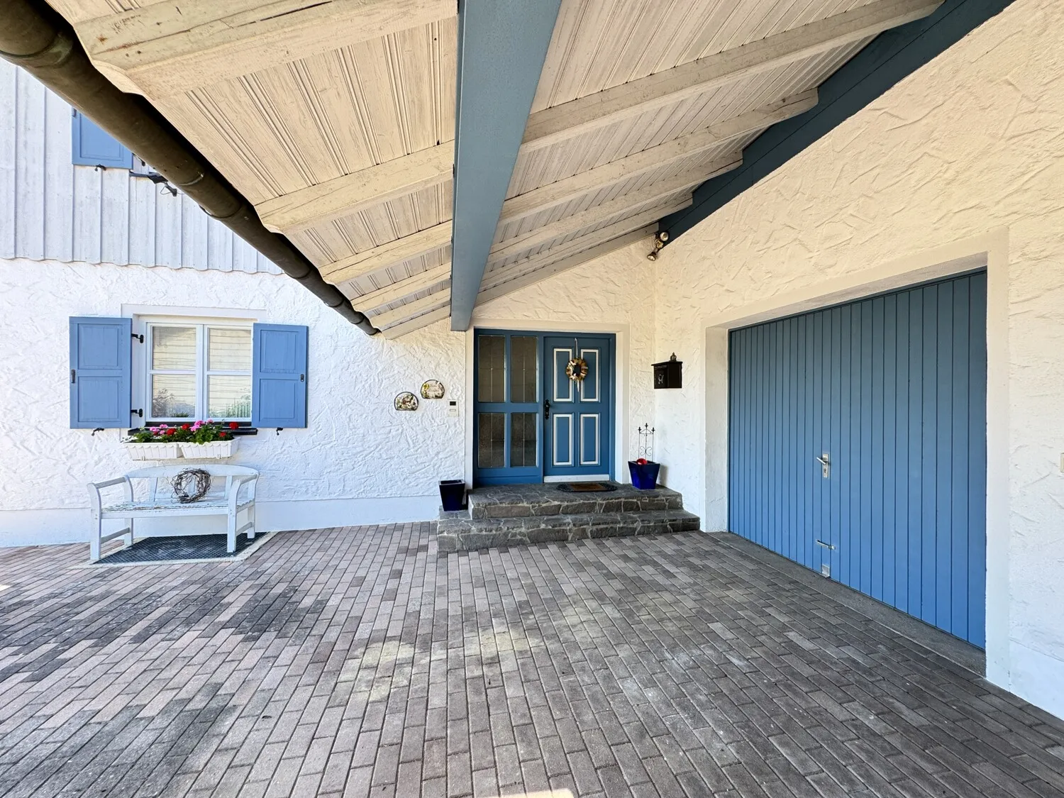 Überdachter Eingangsbereich