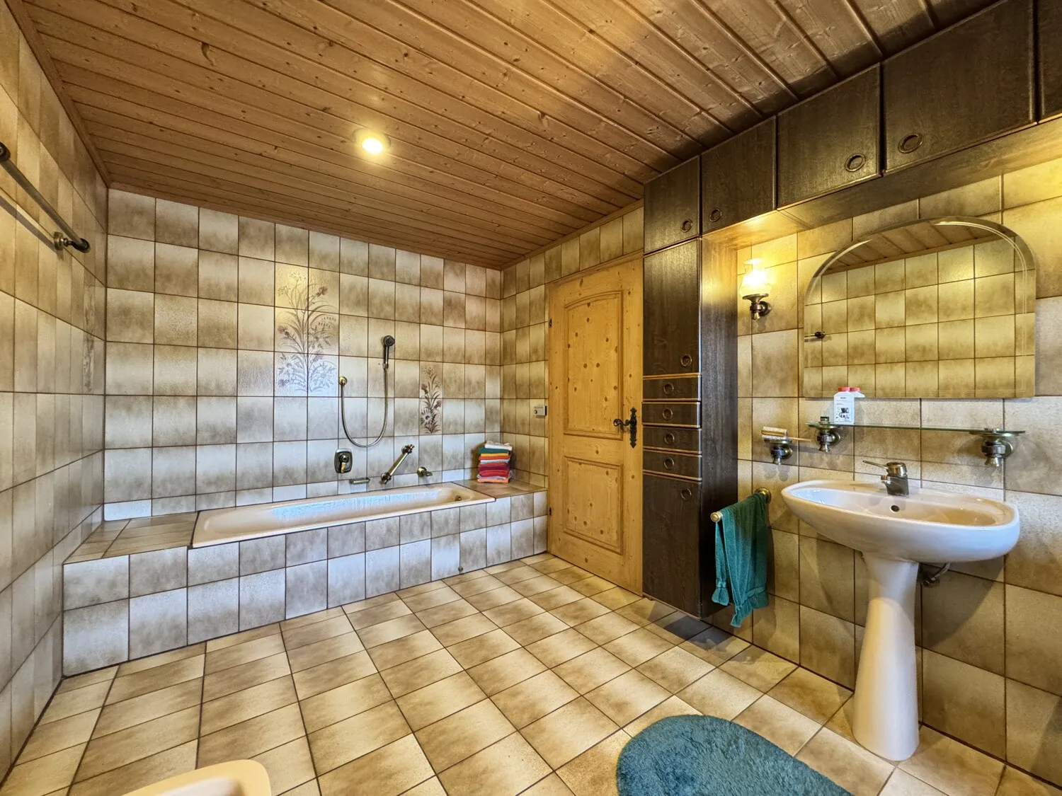 Badezimmer mit Dusche und Badewanne OG