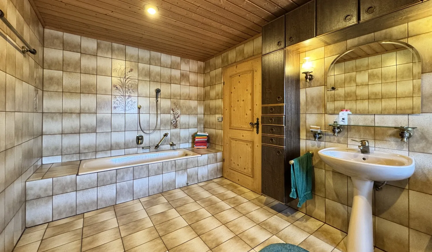 Badezimmer mit Dusche und Badewanne OG