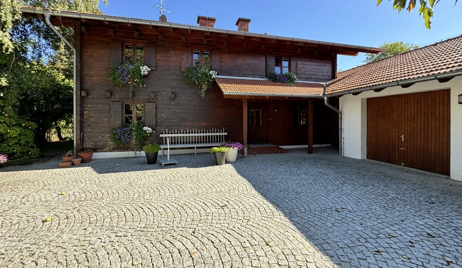 Hauseingang & Garage