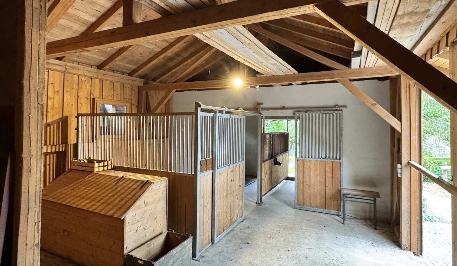 Innenansicht des Pferdestalls