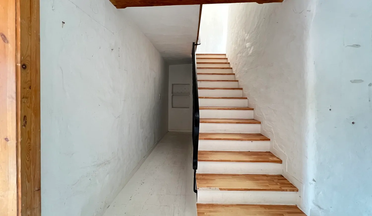 Treppenaufgang + Zugang zum Keller