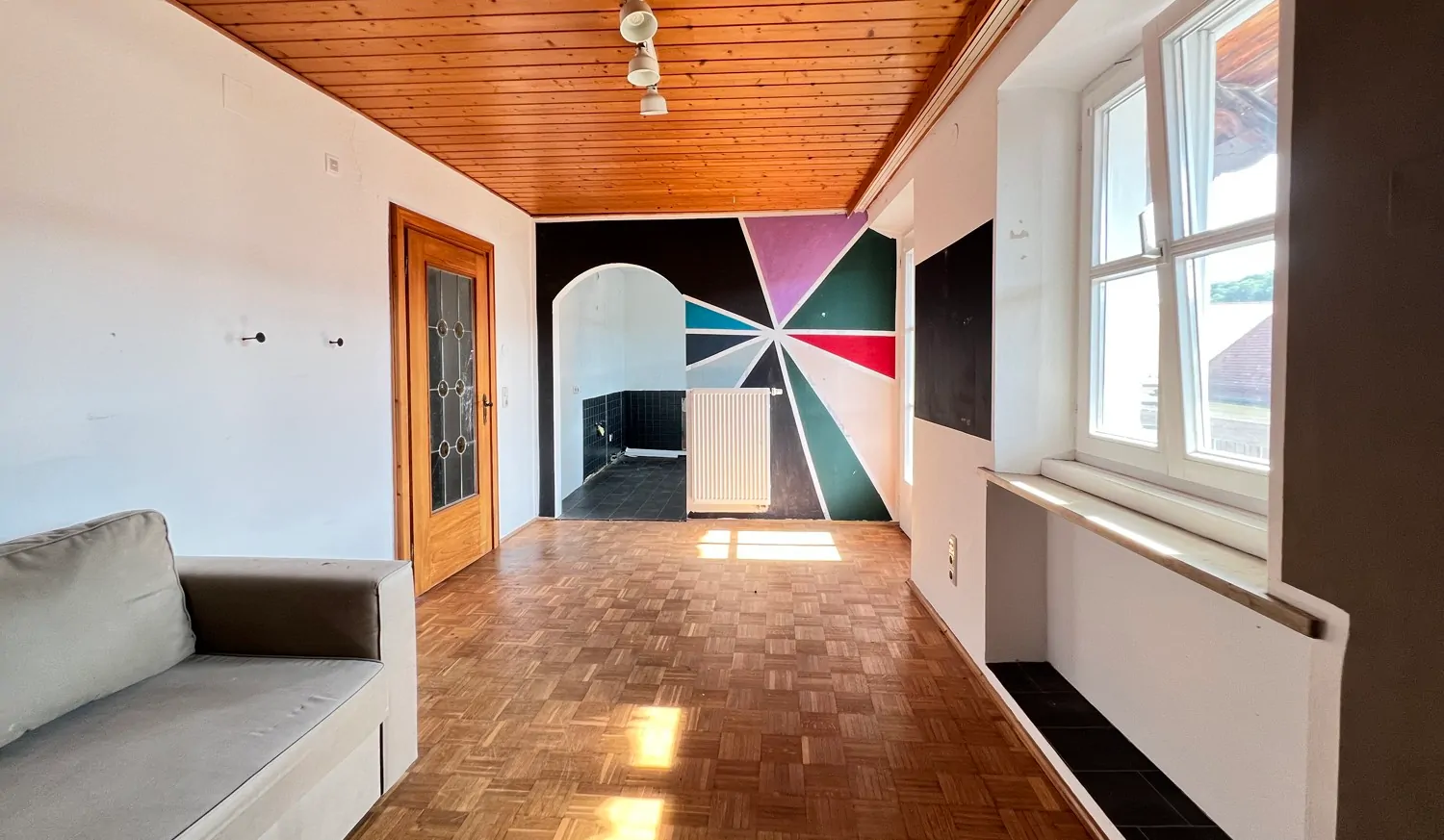 Wohnraum mit Balkonzugang