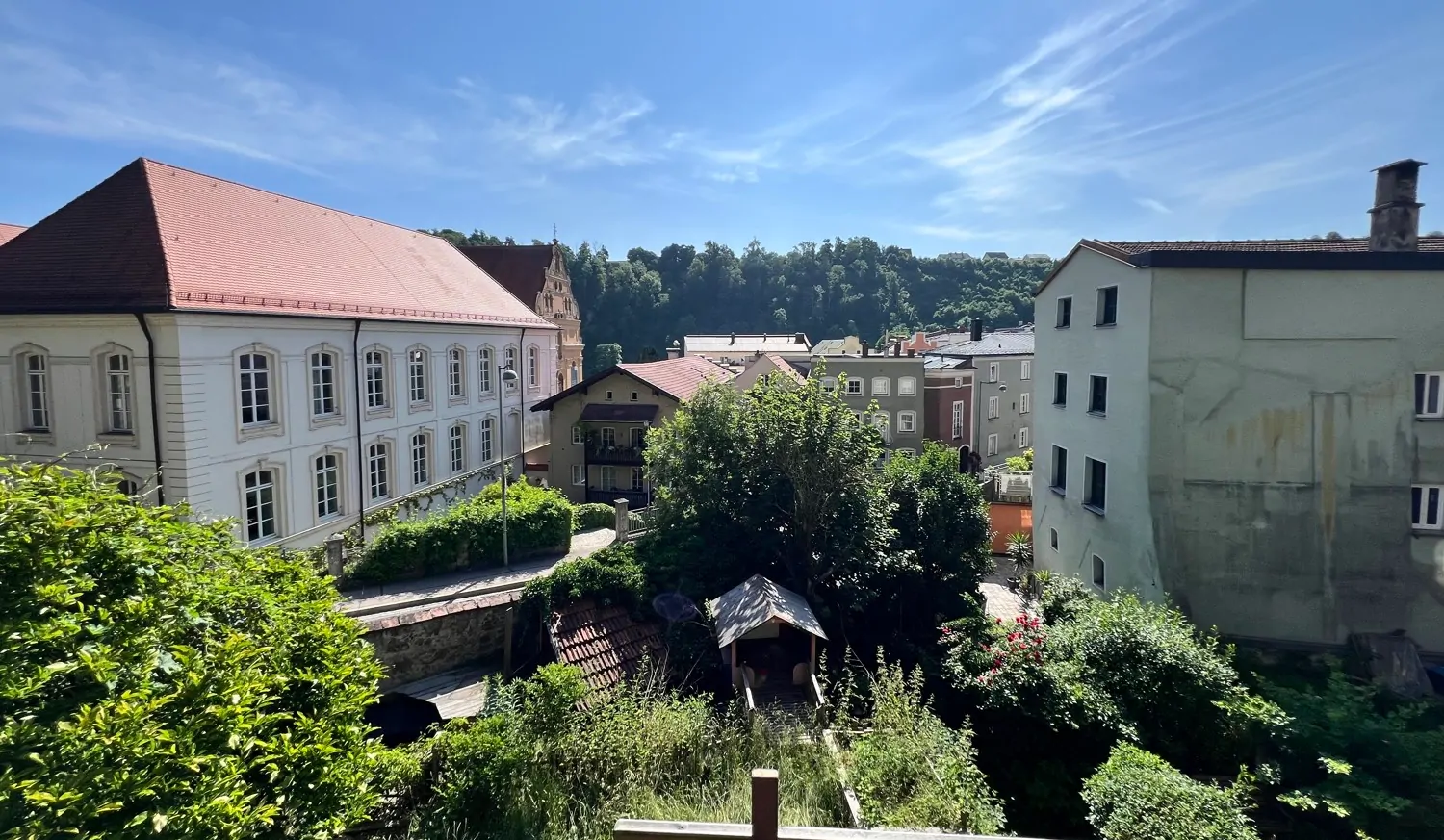 Blick vom Balkon in den Garten