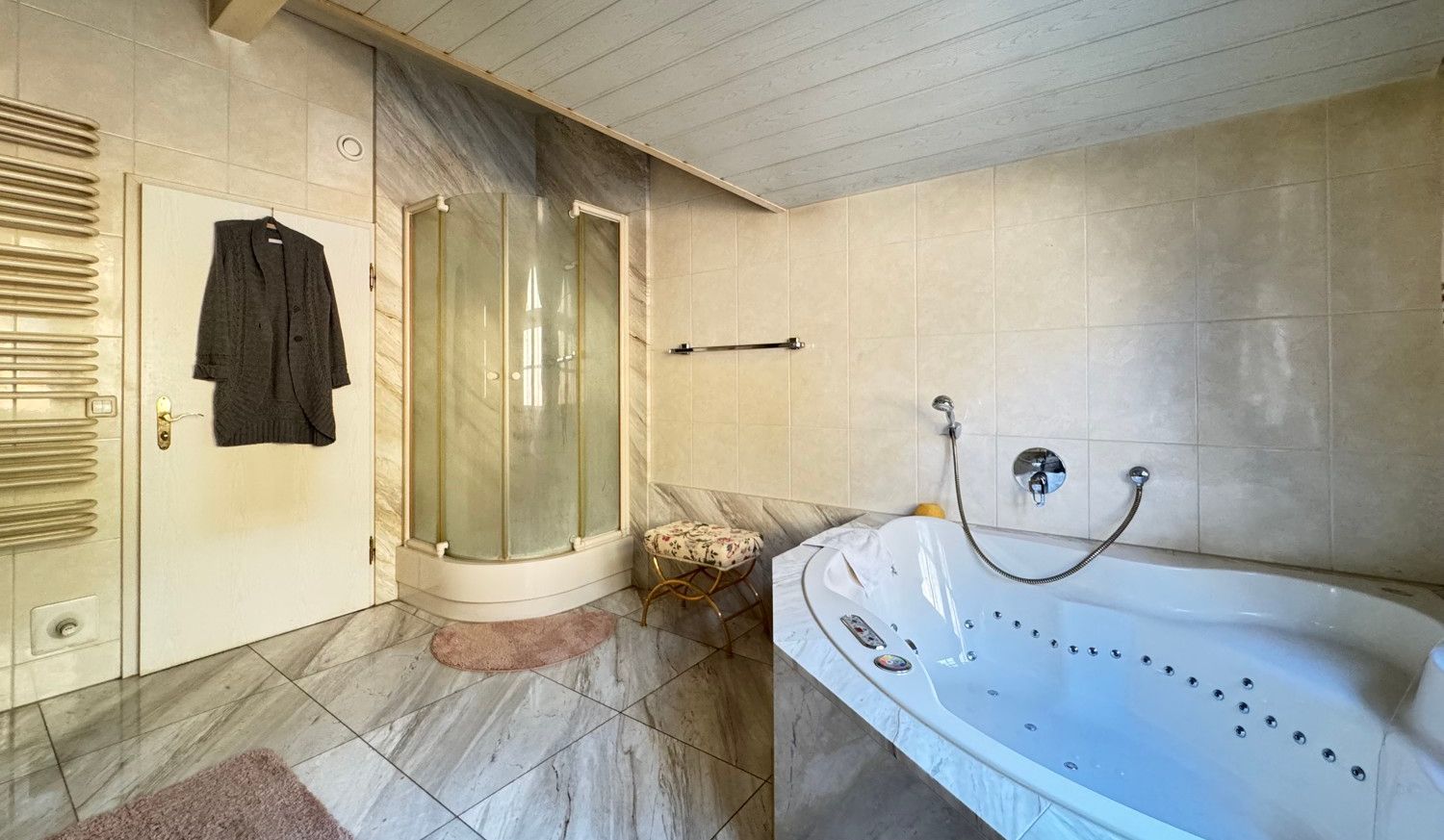 Dusche und Wanne